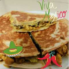 A picture of Quesadillas de pollo con guacamole.