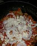 Chilaquiles rojos con cebolla y queso