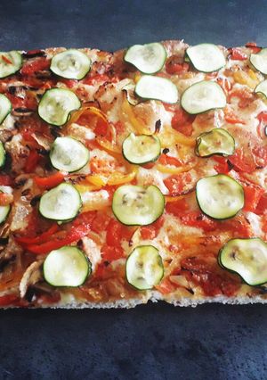 Une photo de Focaccia moelleuse courgettes oignons tomates poivrons