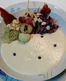 Ajoblanco de melón con ensalada de germinados y brocheta de melón con jamón
