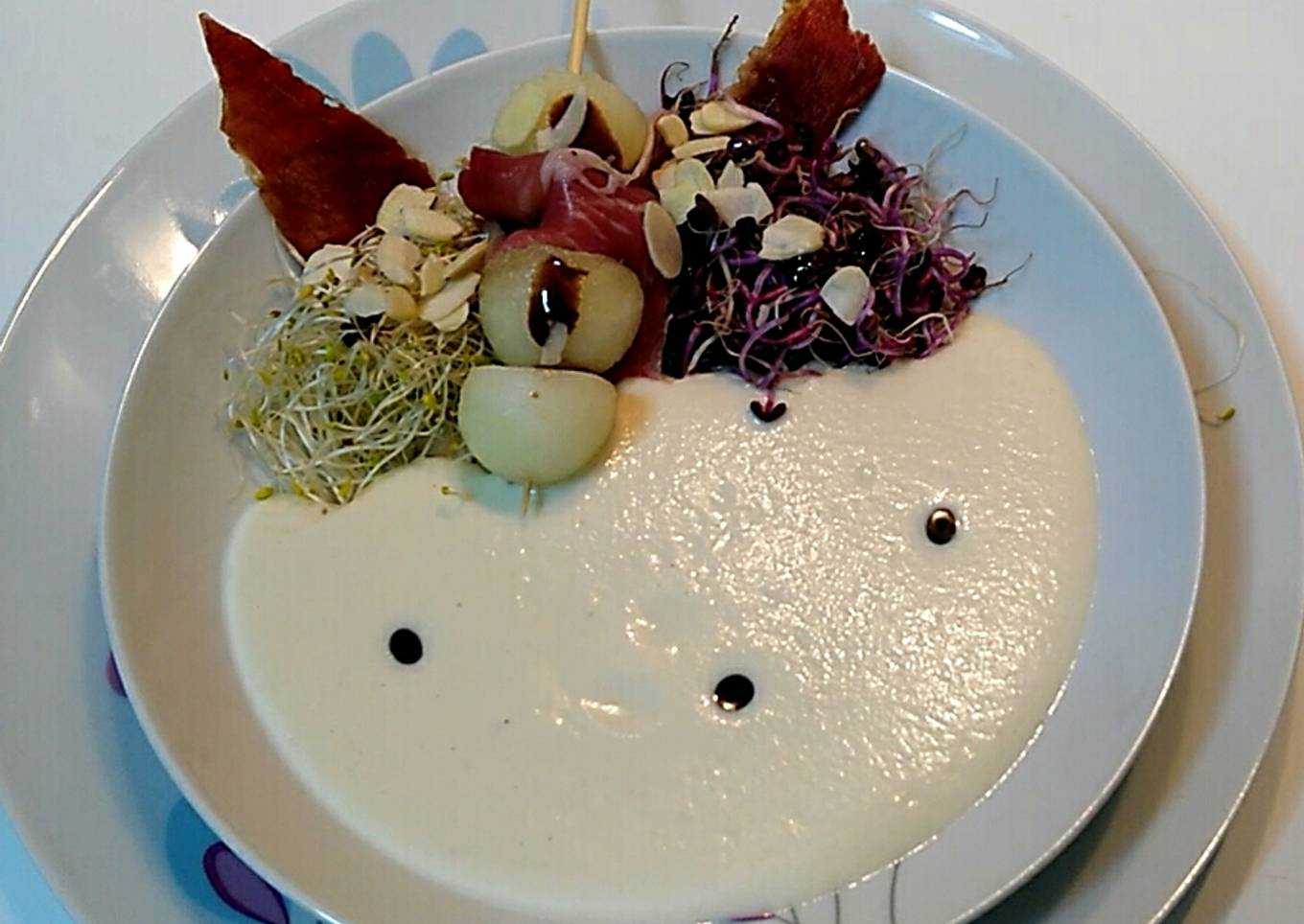 Ajoblanco de melón con ensalada de germinados y brocheta de melón con jamón
