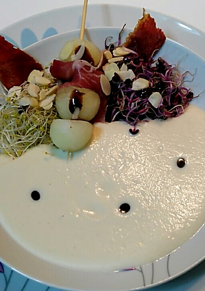 Una foto de Ajoblanco de melón con ensalada de germinados y brocheta de melón con jamón