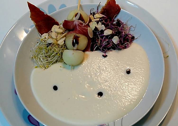 Ajoblanco de melón con ensalada de germinados y brocheta de melón con jamón