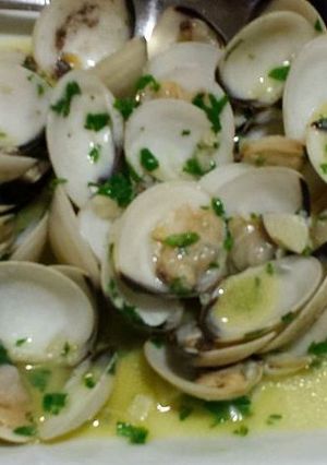 Una foto de Almejas al vino blanco con perejil