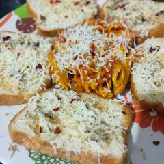 Cheesy Mayo Pasta with Garlic bread A picture of Cheesy Mayo Pasta with Garlic bread.