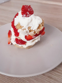 Una foto de Bocadito de nata y fresas (low carb)