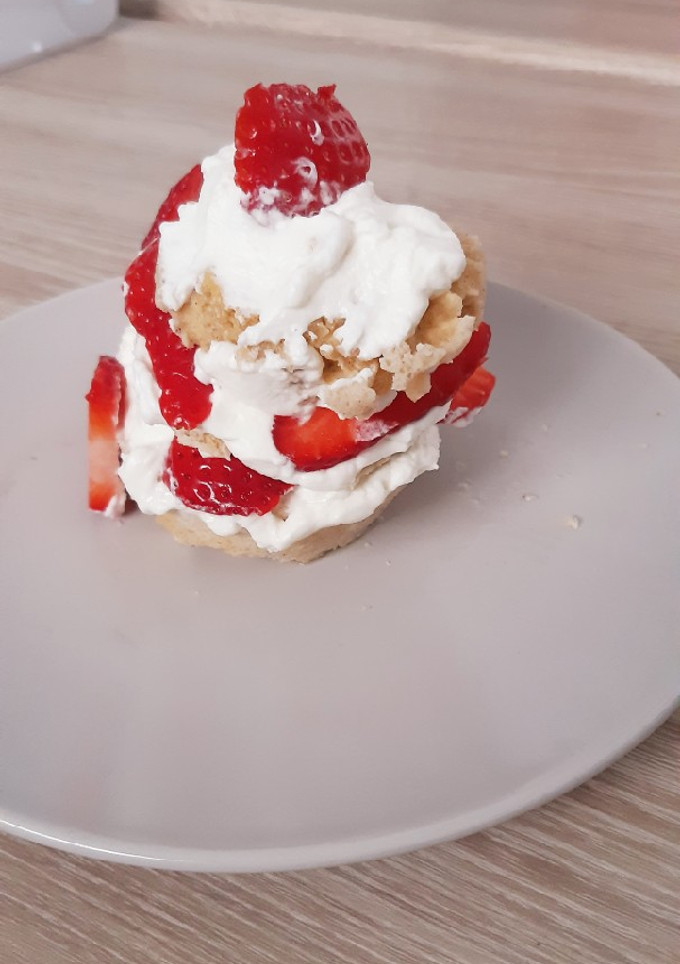 Una foto de Bocadito de nata y fresas (low carb)