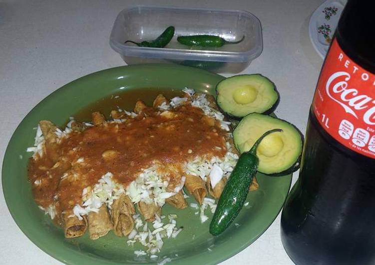 Flautas estilo Mexicali Receta de Jazania Bibriezca Cookpad