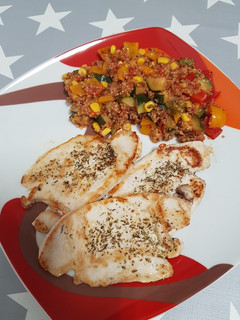 Una foto de Pavo con quinoa y verduras