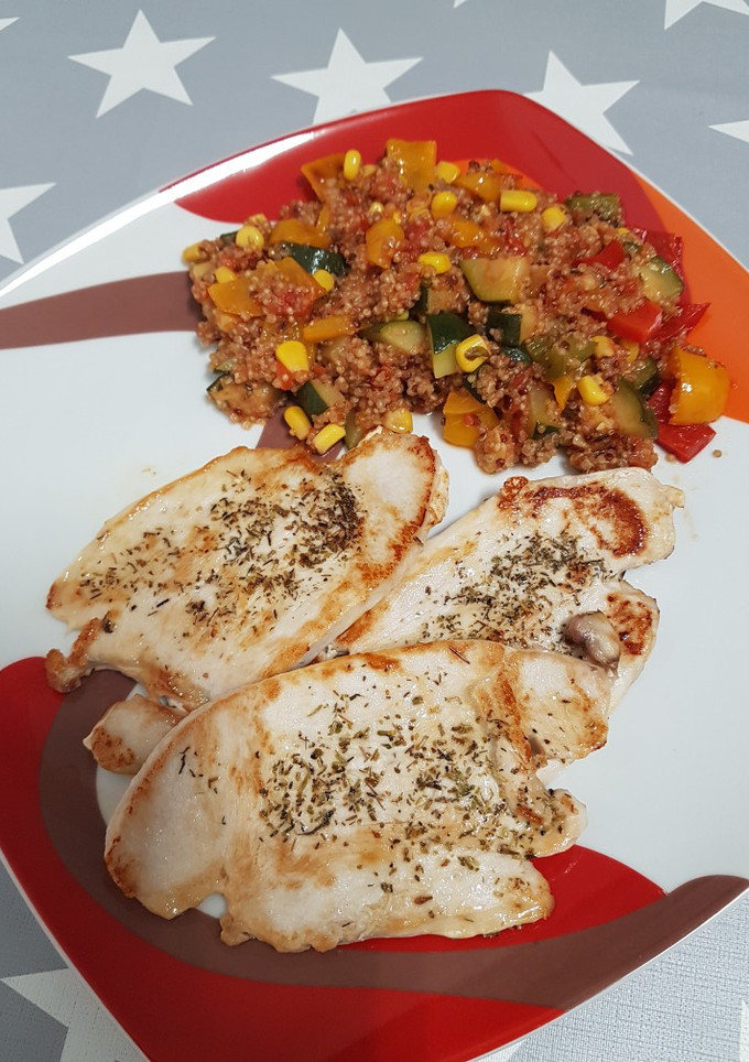 Una foto de Pavo con quinoa y verduras