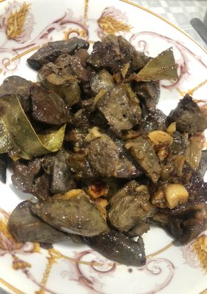 Una foto de Asadura de cordero encebollada