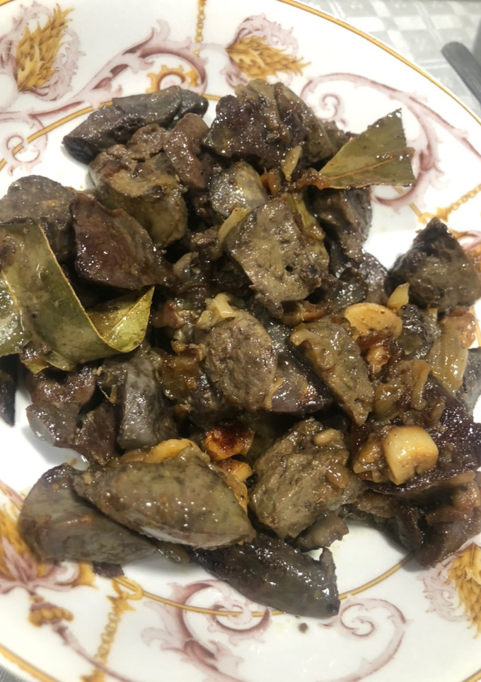 Una foto de Asadura de cordero encebollada