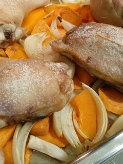 Una foto de Pollo al horno con boniato y calabaza