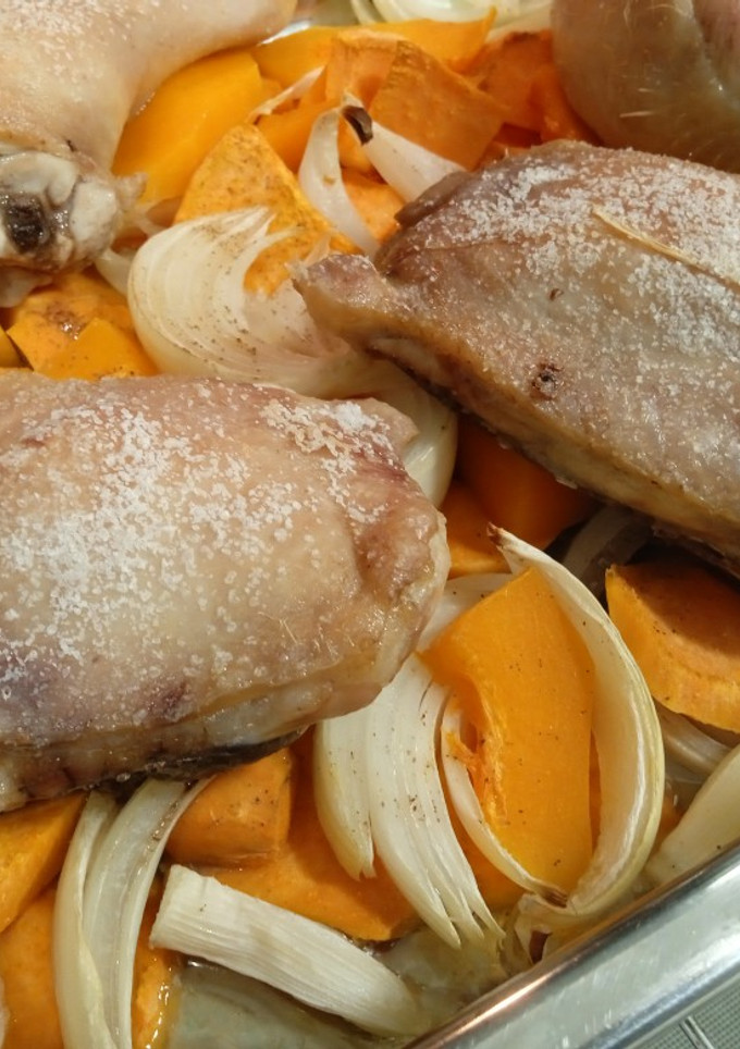 Una foto de Pollo al horno con boniato y calabaza