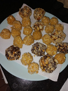 Una foto de Bolitas de manjar coco, (cocadas) y bolitas manjarate