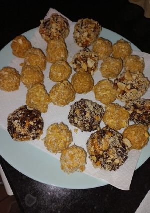 Una foto de Bolitas de manjar coco, (cocadas) y bolitas manjarate