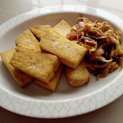 A picture of Awara with egg and onion sauce.