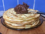 Una foto de panqueques con dulce de leche