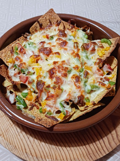Una foto de Nachos con carne y pimientos