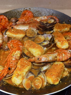 Una foto de Zarzuela de pescado y marisco