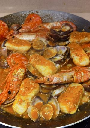 Una foto de Zarzuela de pescado y marisco