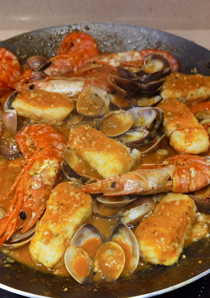 Una foto de Zarzuela de pescado y marisco