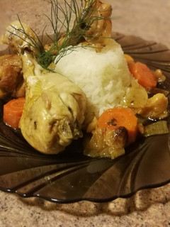 Una foto de Jamoncitos de pollo con zanahoria y guarnición de arroz