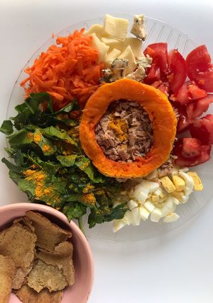 Una foto de Súper ensalada con crackers🤩