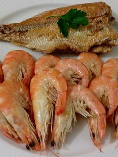 Una foto de Brecas a la plancha y langostinos cocidos