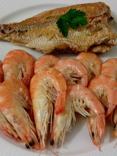 Una foto de Brecas a la plancha y langostinos cocidos