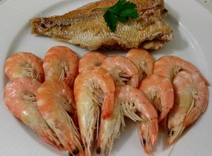 Foto principal de Brecas a la plancha y langostinos cocidos