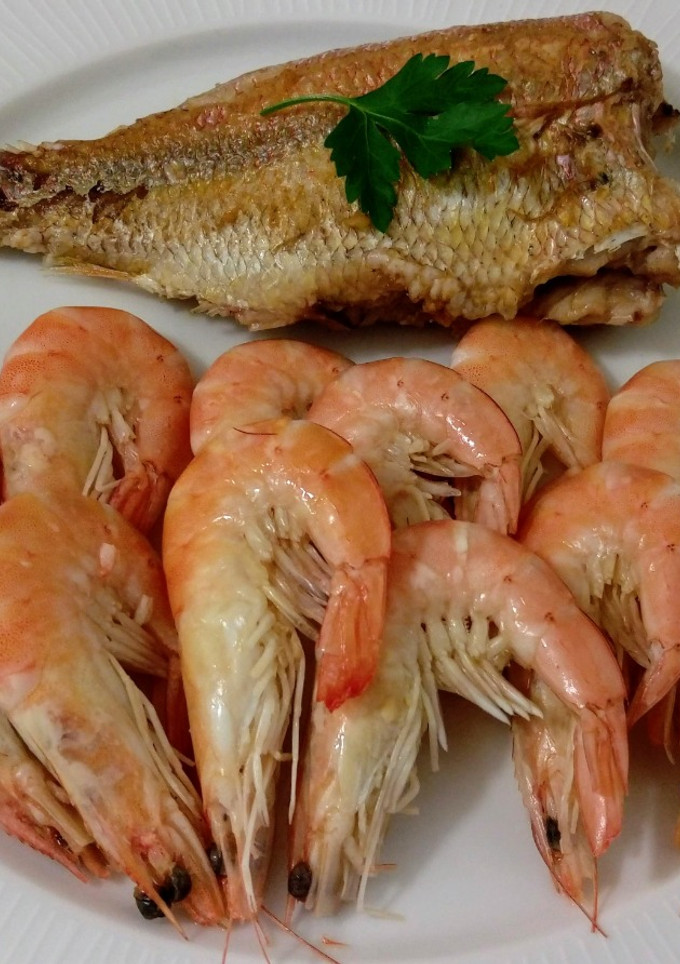 Una foto de Brecas a la plancha y langostinos cocidos