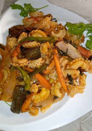 Hadaddiyar macaroni Mai kayan lambu ainihin hoton girkin