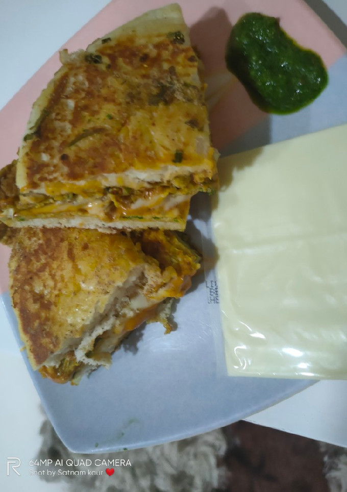 એગ આમલેટ કુલચા સેન્ડવીચ (Egg Omelette Kulcha Sandwich Recipe In Gujarati) રેસીપી મુખ્ય ફોટો
