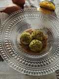 Roche di ricotta con granella di pistacchio su crema di scalogno