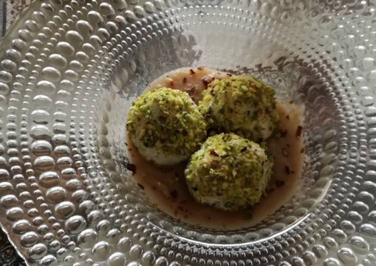 Roche di ricotta con granella di pistacchio su crema di scalogno