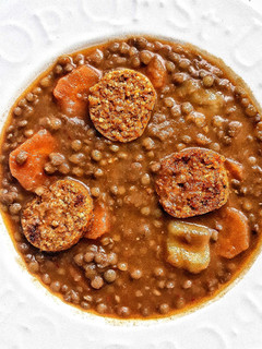 Una foto de 💚LENTEJAS CON CHORIZO VEGANO💚