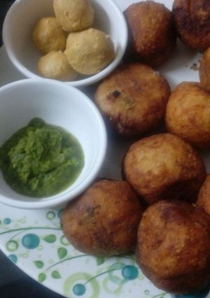 A picture of Aloo vada.