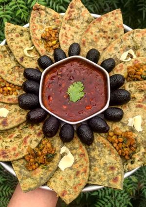 A picture of Dal Palak Paratha.