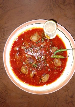 A picture of Less spice Peas & potato koftas 🥔 with red gravy.