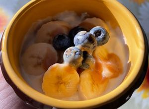 Foto di Merenda yogurt, banana, mirtilli, cannella e nocciolata