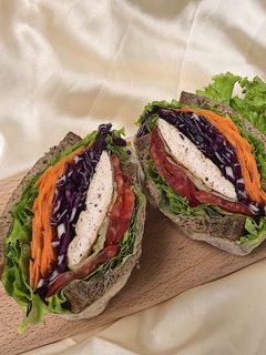 Hình của món Sandwich ức gà eat clean.