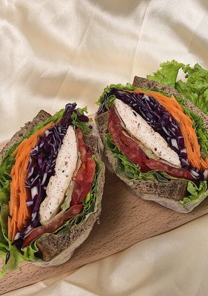 Hình của món Sandwich ức gà eat clean.