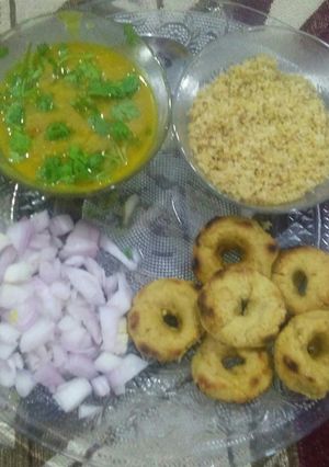 दाल बाटी चुरमा (daal baati churma recipe in marathi) रेसिपी चे मुख्य फोटो