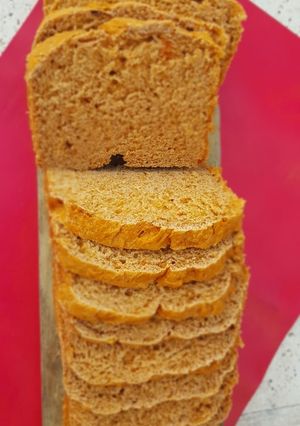 Una foto de Pan de tomates deshidratados en panificadora, con integral