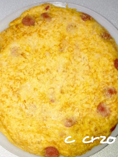 Una foto de Tortilla de coliflor y salchichas