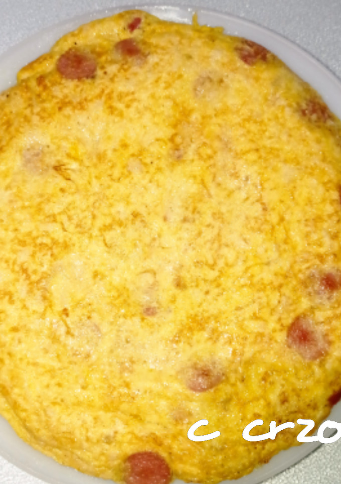 Una foto de Tortilla de coliflor y salchichas