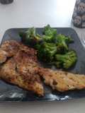 Emergencia de brócoli con mantequilla, ajo y pechuga de pollo