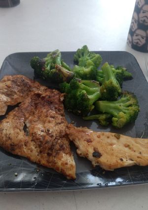 Una foto de Emergencia de brócoli con mantequilla, ajo y pechuga de pollo