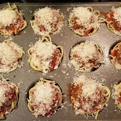 A picture of Spaghetti & meatball birdsnest bites.